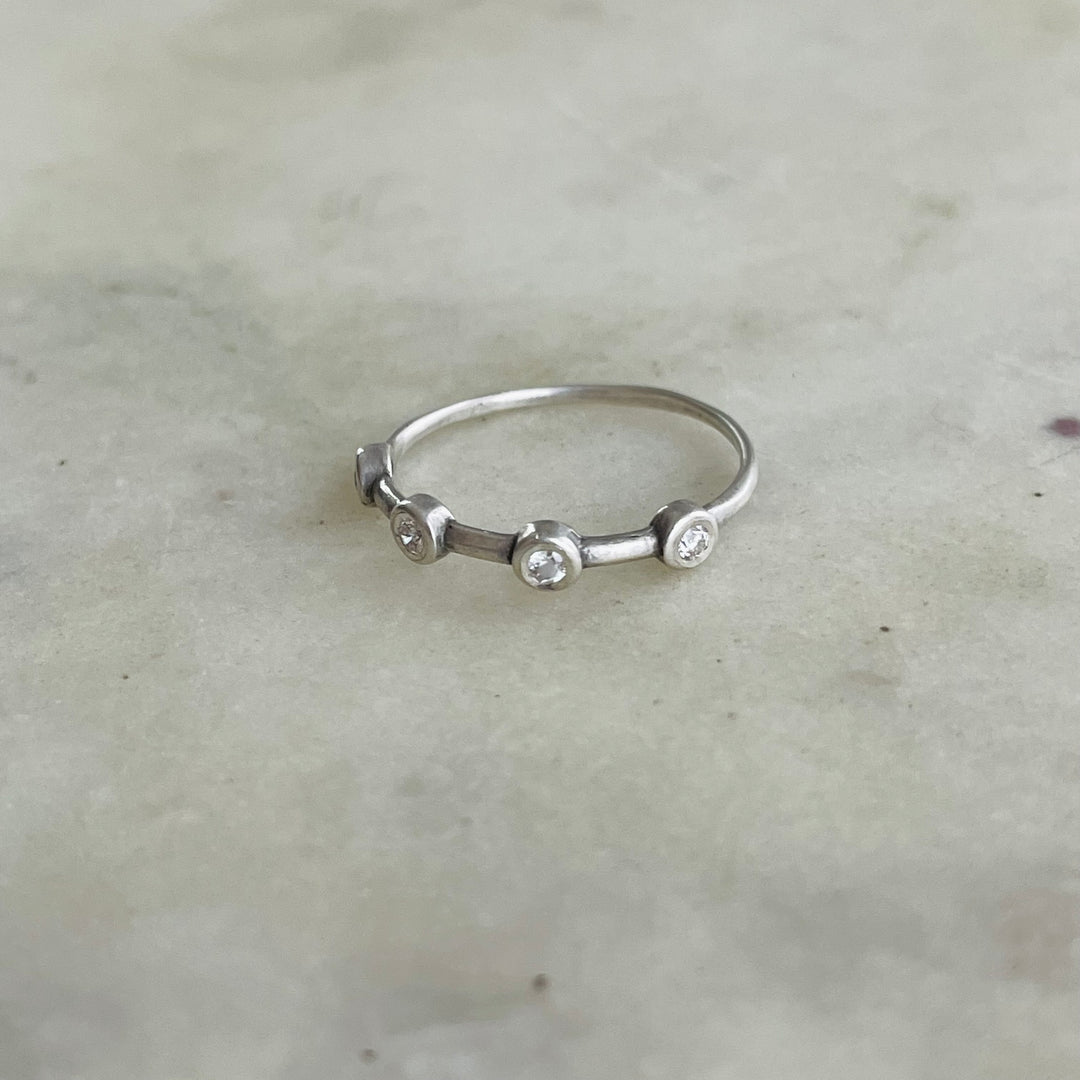 DOT TO DOT RING + DIAMOND