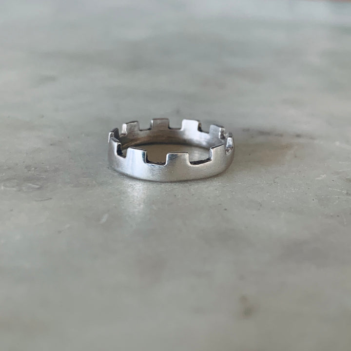 CRENELLATED RING