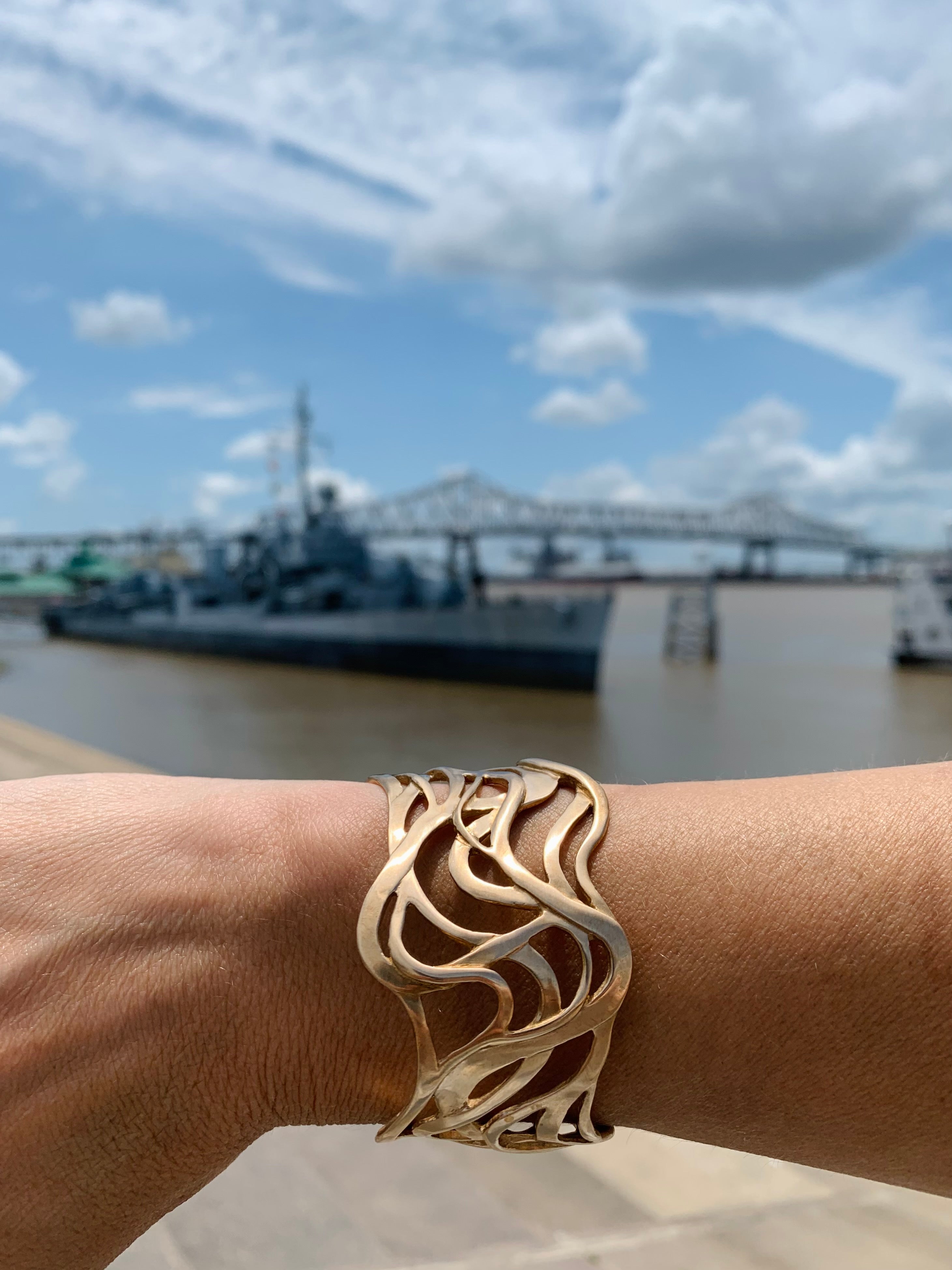 A cuff that captures the Mississippi River