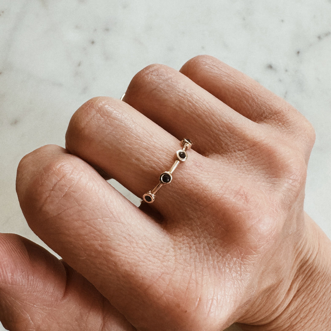 DOT TO DOT RING + SAPPHIRE