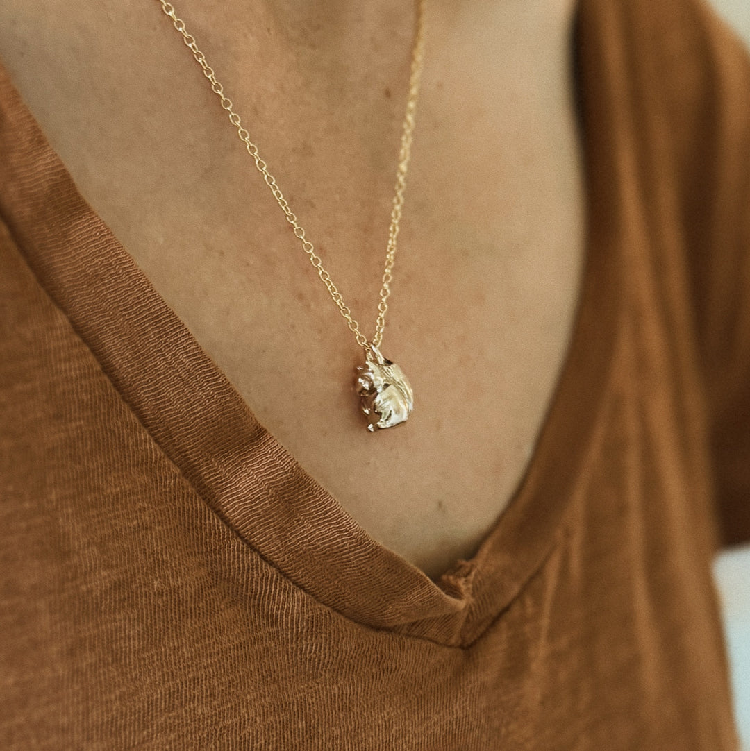 Raccoon necklace in bronze 