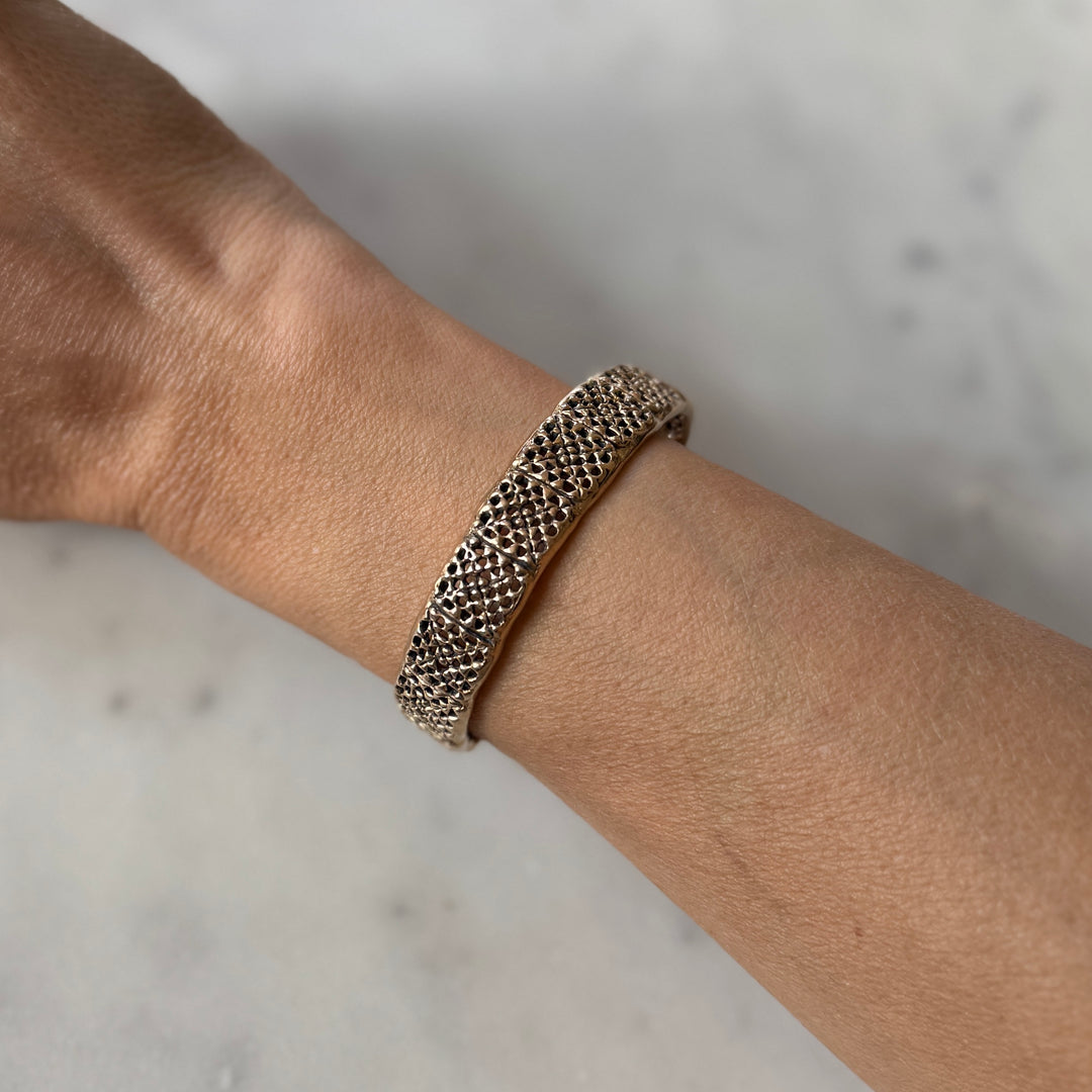 GRANNY SQUARE CUFF — ONE ROW