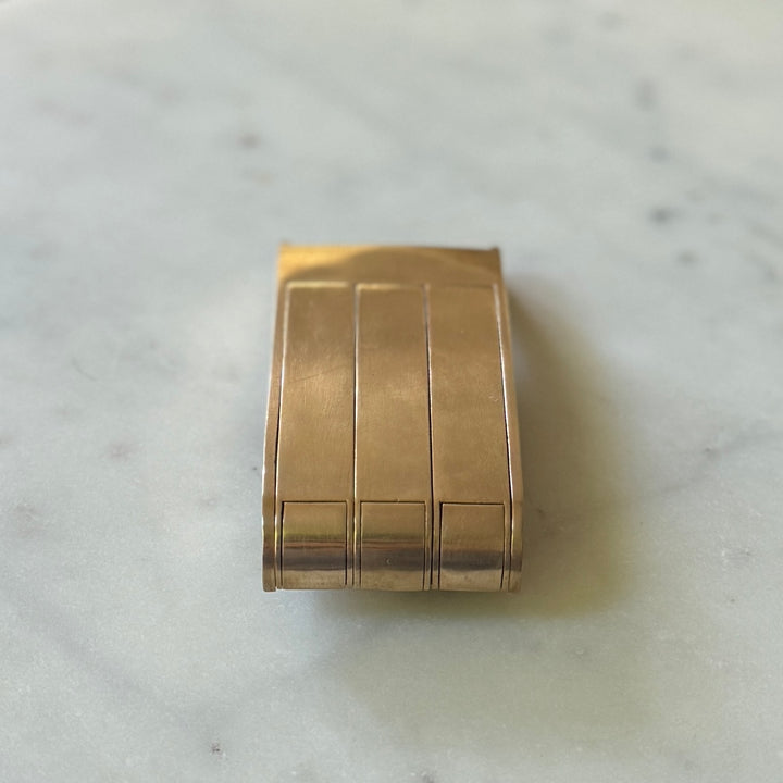 THE BELT BUCKLE