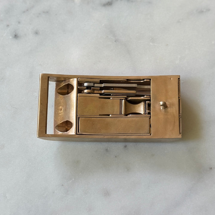 THE BELT BUCKLE