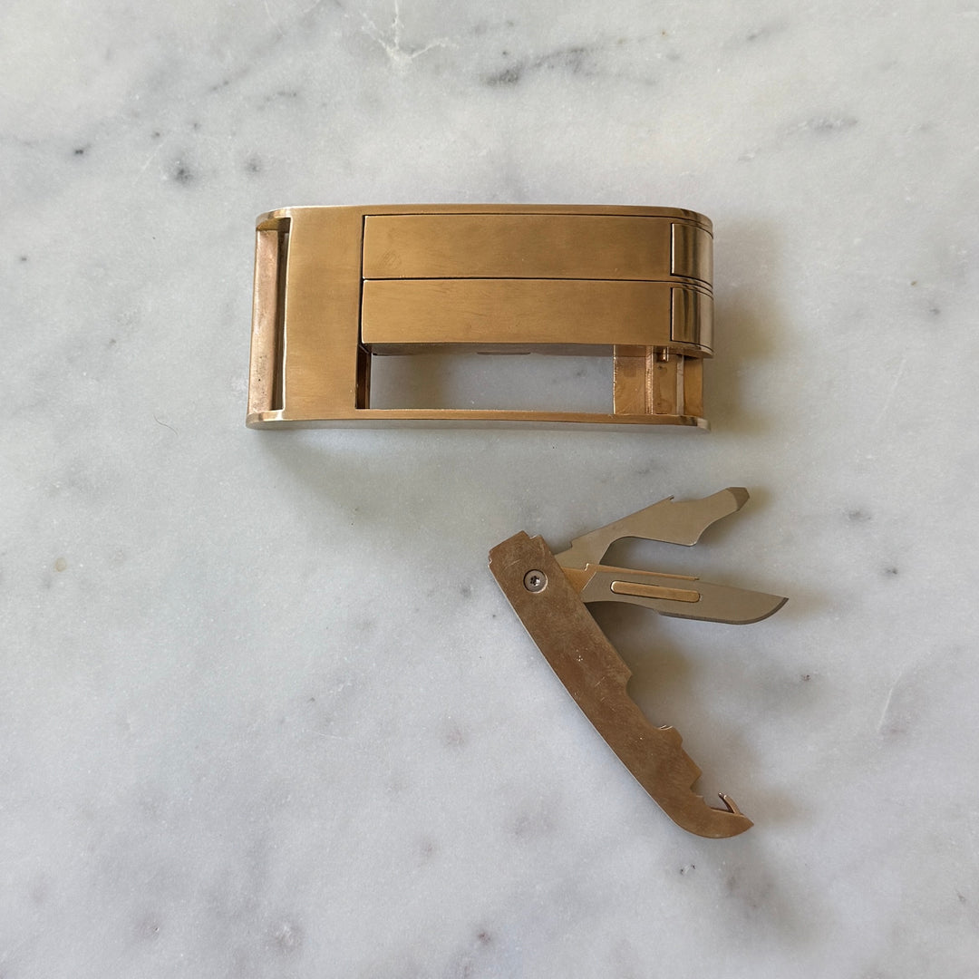 THE BELT BUCKLE