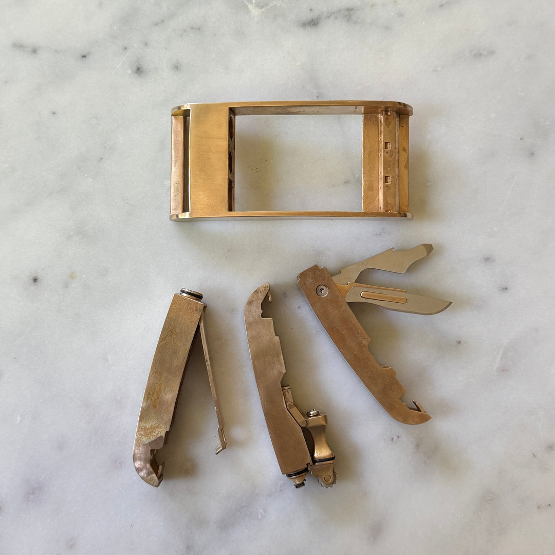 THE BELT BUCKLE