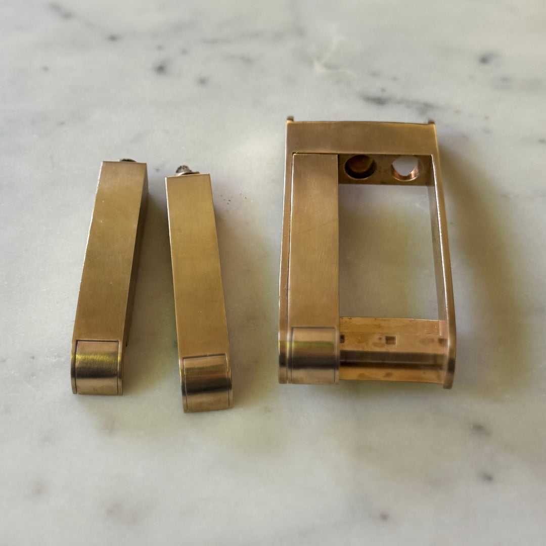 THE BELT BUCKLE