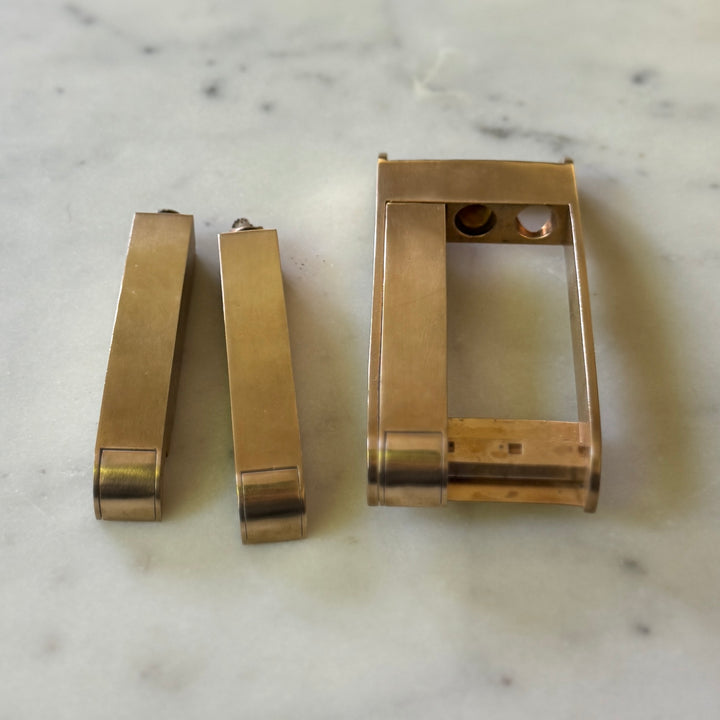 THE BELT BUCKLE