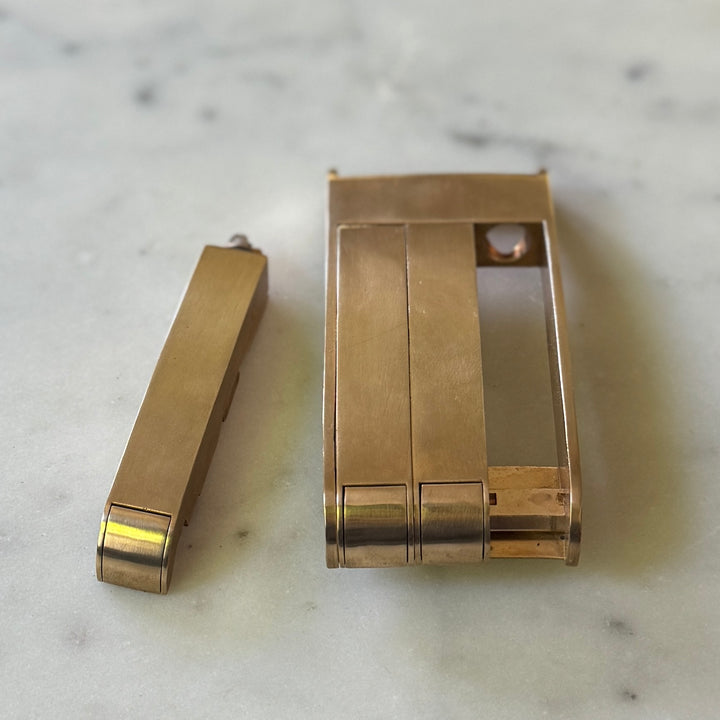THE BELT BUCKLE