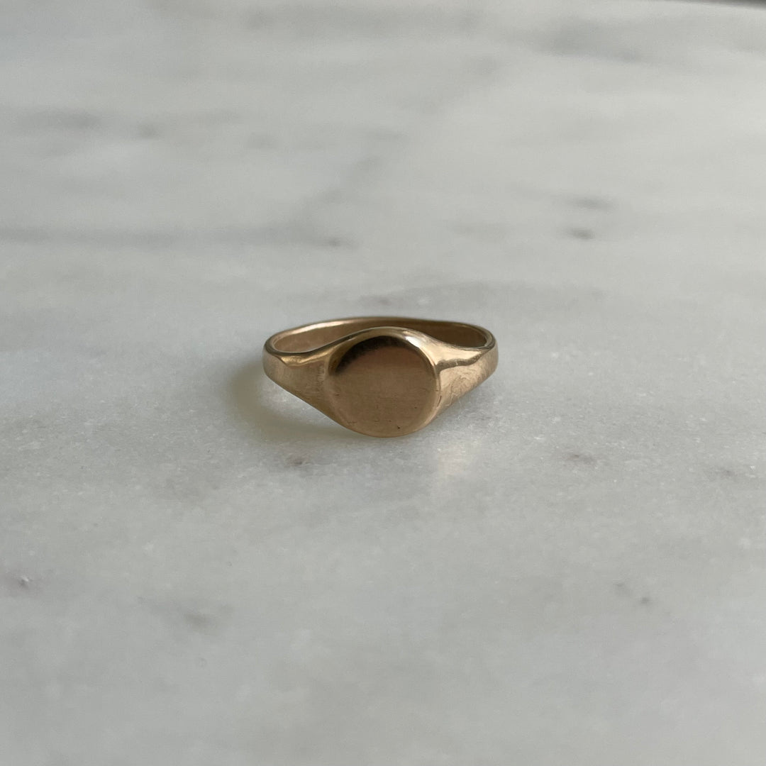 Round engravable signet ring in bronze 