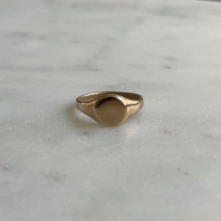Round engravable signet ring in bronze 