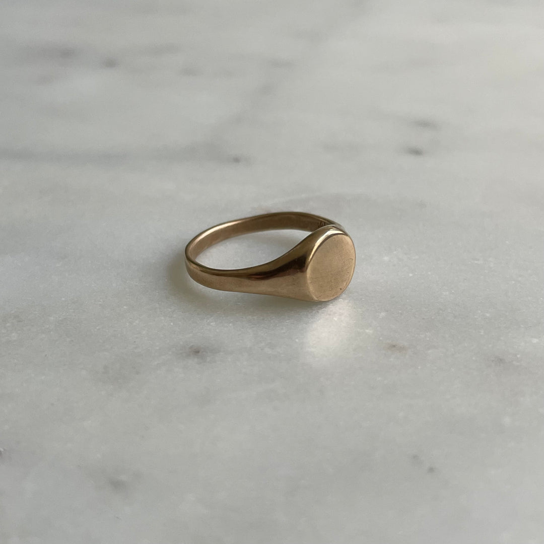 Round engravable signet ring in bronze 