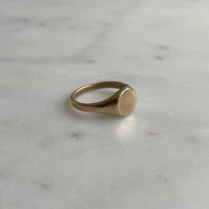 Round engravable signet ring in bronze 