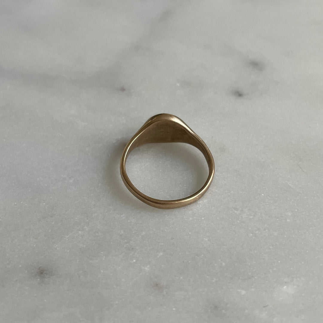 Round engravable signet ring in bronze 