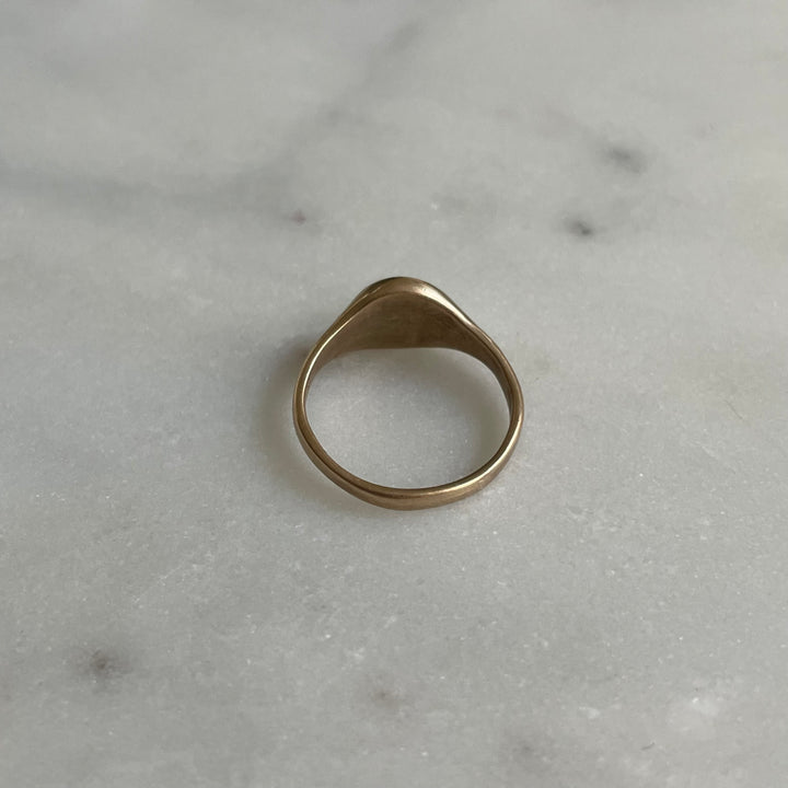 Round engravable signet ring in bronze 