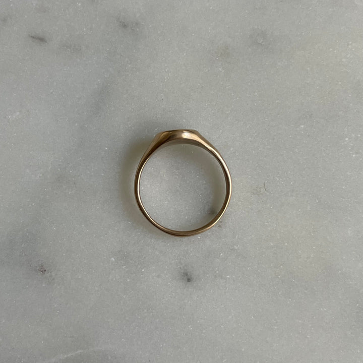 Round engravable signet ring in bronze 