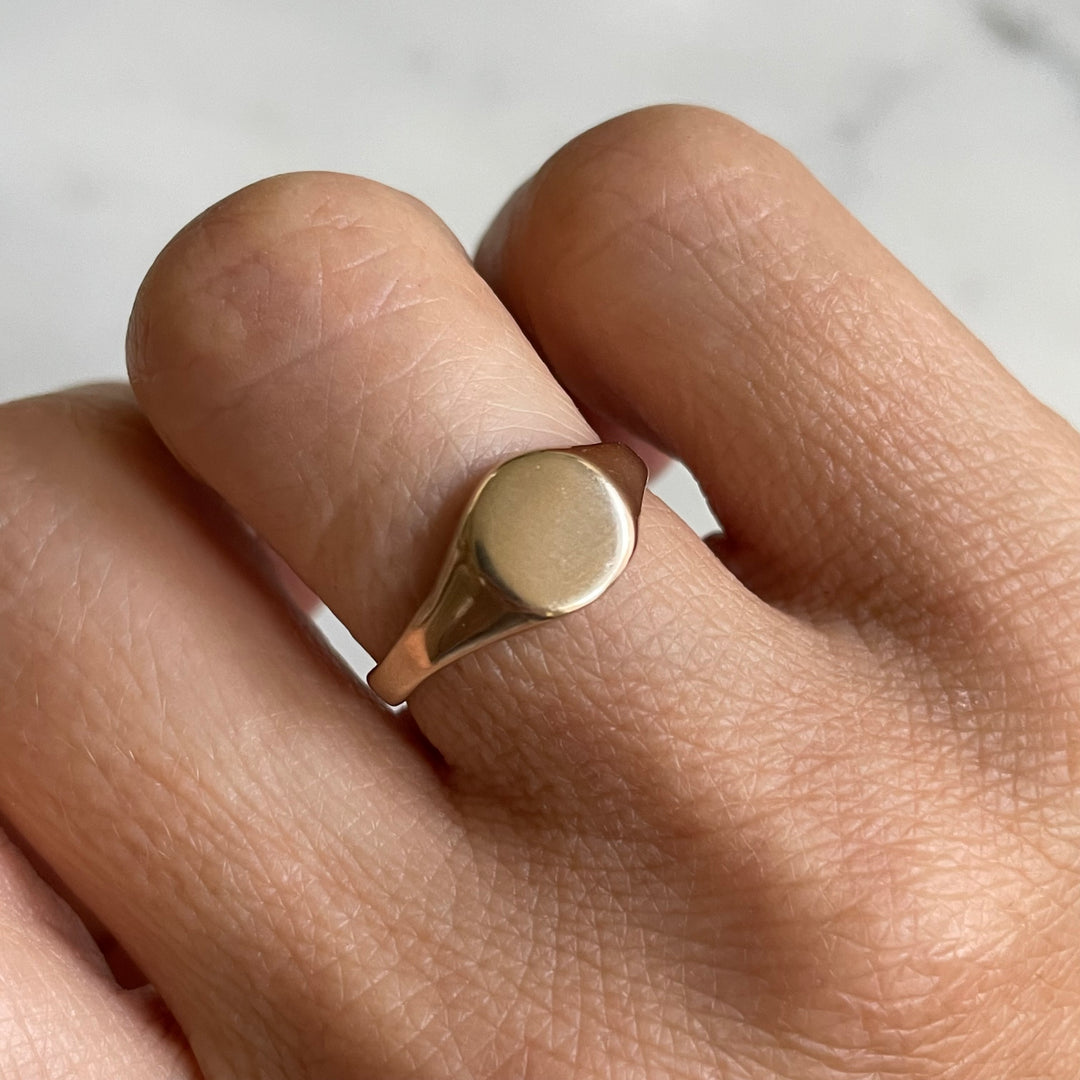 Round engravable signet ring in bronze 