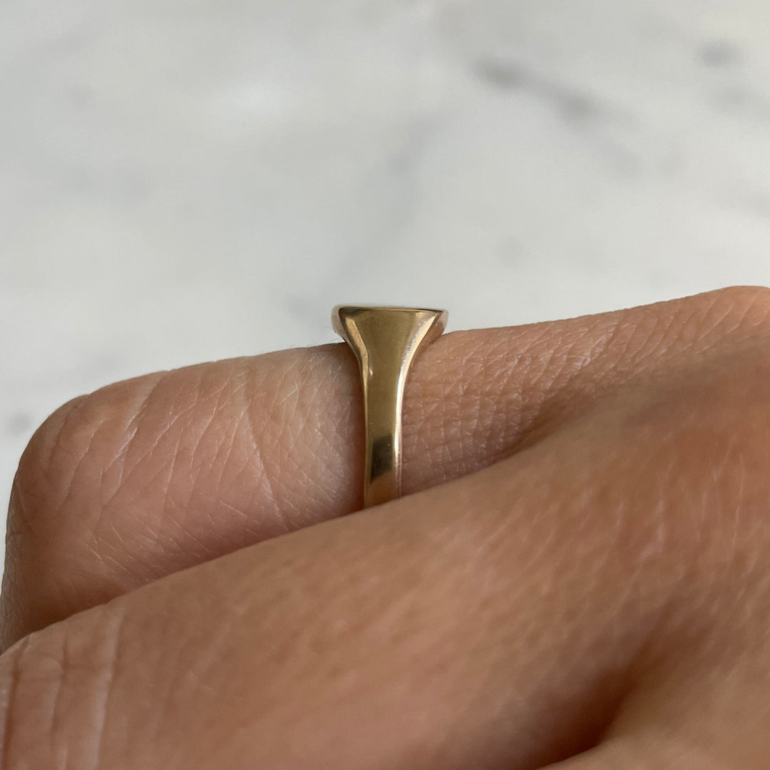 Round engravable signet ring in bronze 