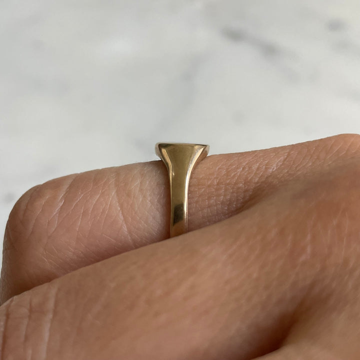 Round engravable signet ring in bronze 
