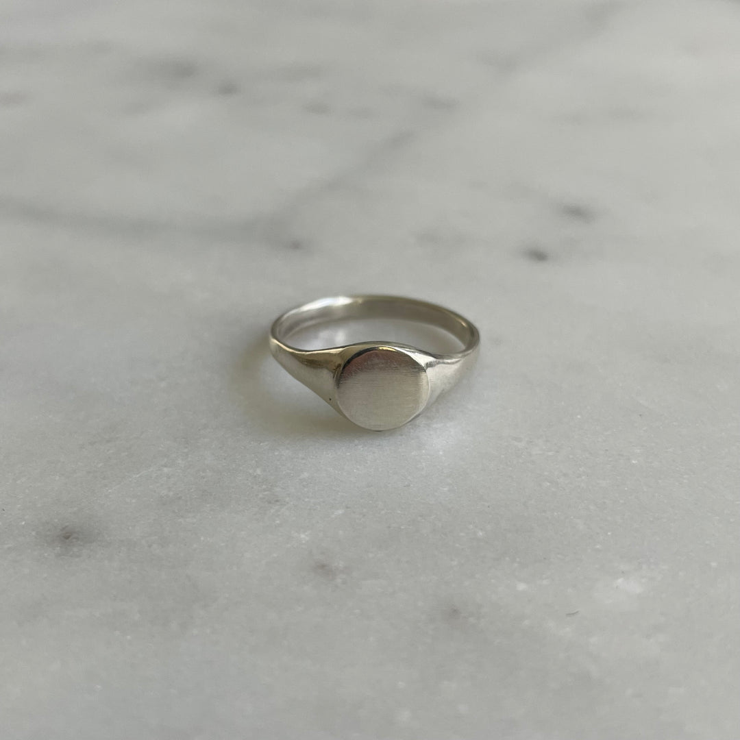 Round engravable signet ring in sterling silver
