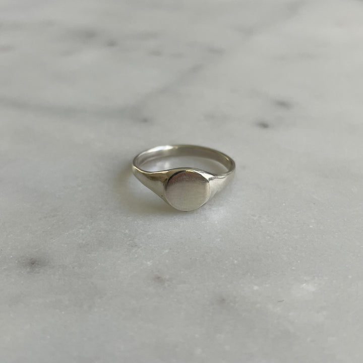 Round engravable signet ring in sterling silver