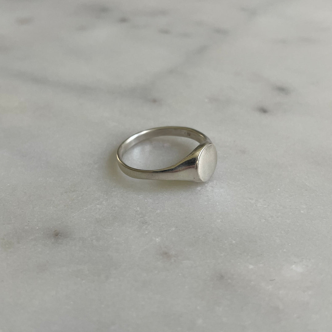 Round engravable signet ring in sterling silver