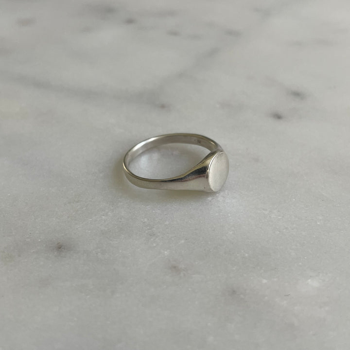 Round engravable signet ring in sterling silver