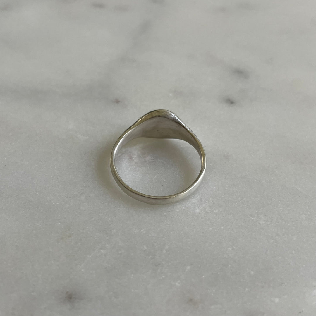 Round engravable signet ring in sterling silver