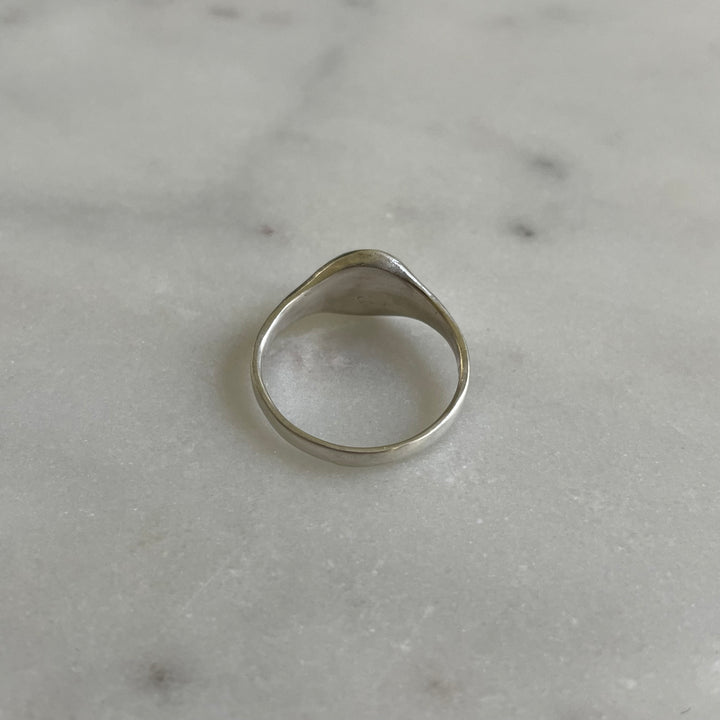 Round engravable signet ring in sterling silver