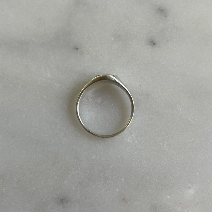 Round engravable signet ring in sterling silver