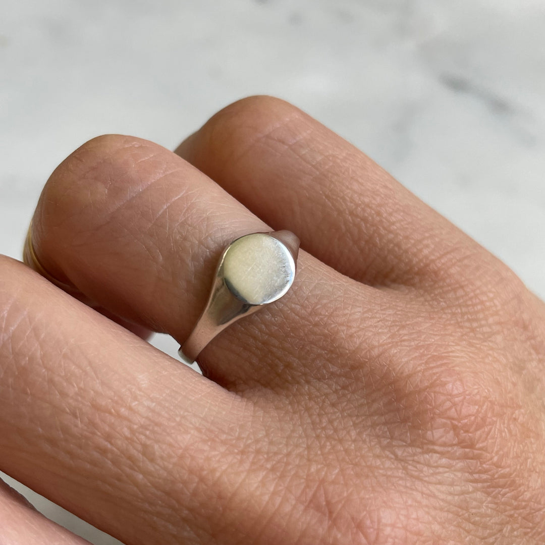 Round engravable signet ring in sterling silver